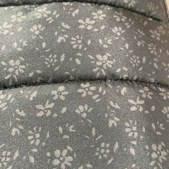 Loft || Woman’s floral print quilted Vest size large - Picture 4 of 6